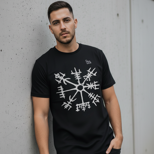 Camiseta Vegvísir · Símbolo Nórdico de Guía · Diseño Frontal